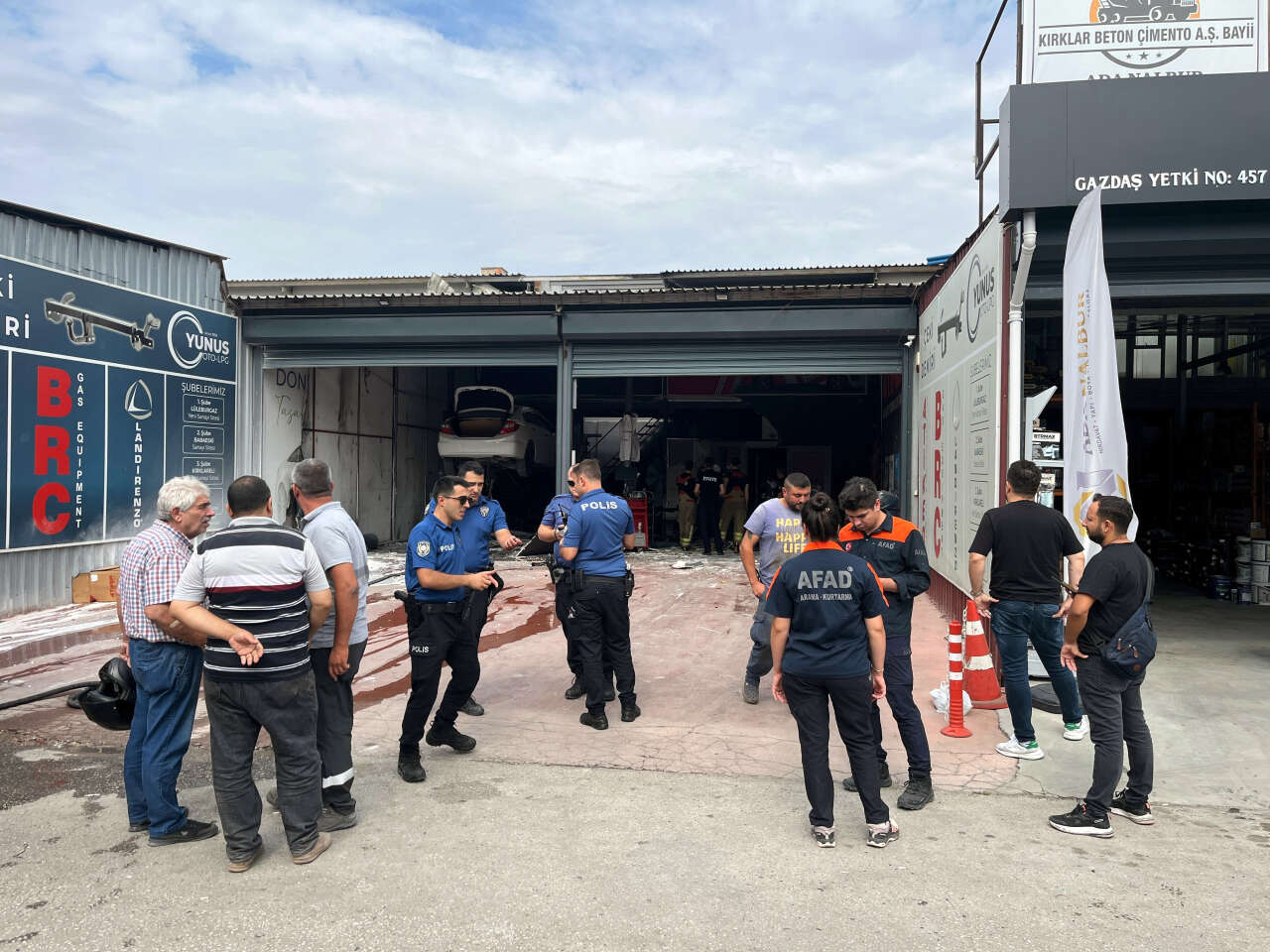 Oto tamircide patlama! İş yeri sahibi ağır yaralı 13